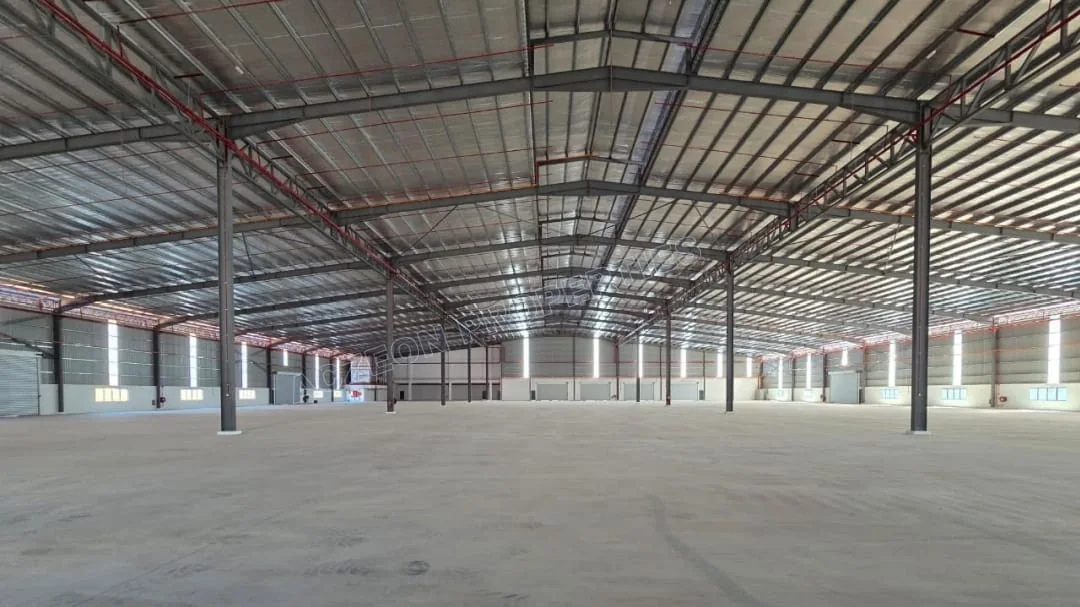 Interior of the 106,628 sqft detached factory for rent in Senai
