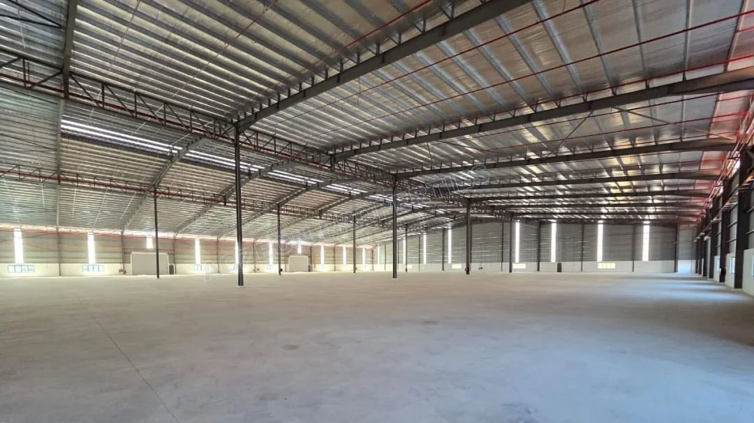 High-roof factory interior with structural columns in Senai