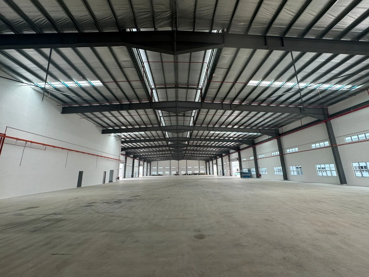 Interior of the 66,198 sqft medium-industrial detached factory for rent in Senai